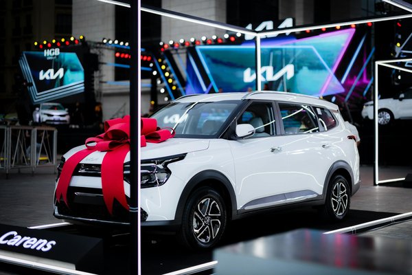 Collaboration Créative : Les Alliances novatrices entre Icônes de la Mode et Influenceurs des Réseaux Sociaux